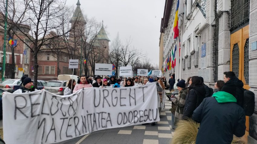 Angajații de la Maternitatea Odobescu au cerut în stradă o clădire în care să poată lucra