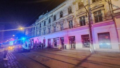 O femeie a murit în incendiul izbucnit într-un bloc din Piața Traan