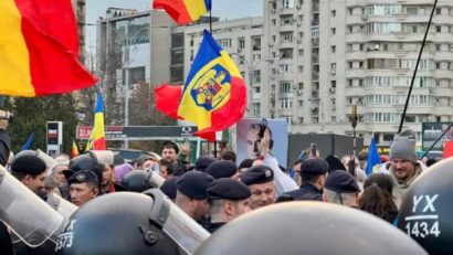 Protest în Piaţa Victoriei; unii manifestanți au forţat panourile metalice montate de jandarmi