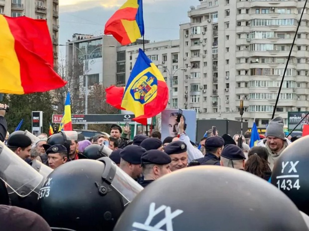 Protest în Piaţa Victoriei; unii manifestanți au forţat panourile metalice montate de jandarmi