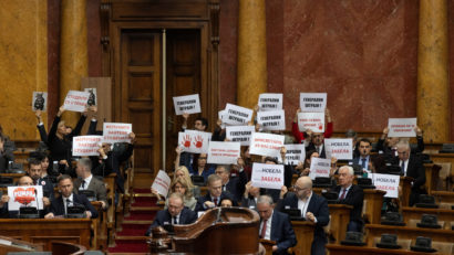 Deputaţi de opoziţie din Serbia au aruncat cu grenade fumigene în interiorul parlamentului