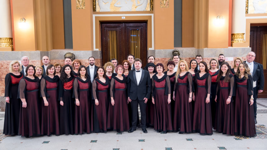 Corul Filarmonicii Arad dăruiește femeilor un buchet de șlagăre românești