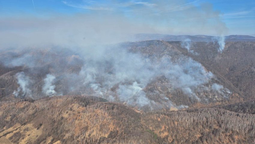 Pompier din Caraș-Severin, rănit din cauza incendiilor de vegetație