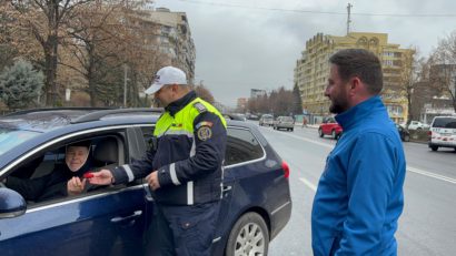 Mărțișoare oferite de polițiști conducătoarelor auto din Deva